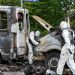 22.06.2022, Bayern, München: Ermittler der Spurensicherung arbeiten an einem Polizeiauto, das in der Nacht ausgebrannt ist. Die Mannschaftsbusse der Bundesbereitschaftspolizei stehen vor einem Hotel, in dem Polizisten für den G7-Gipfel untergebracht sind. Die Ermittler gehen von Brandstiftung aus. Foto: Peter Kneffel/dpa +++ dpa-Bildfunk +++