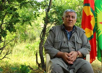 KRALICE'YE BAGLI OLAN INGILIZ YAYIN KURULUSU BBC KANDIL'E CIKIP CEMIL BAYIK ILE ROPORTAJ YAPTI. DERIK'TE ISE PKK'NIN ROKET ATTIGI EVLERI TANKLARIN VURDUGU SEKLINDE YALAN HABER YAYINLADI.